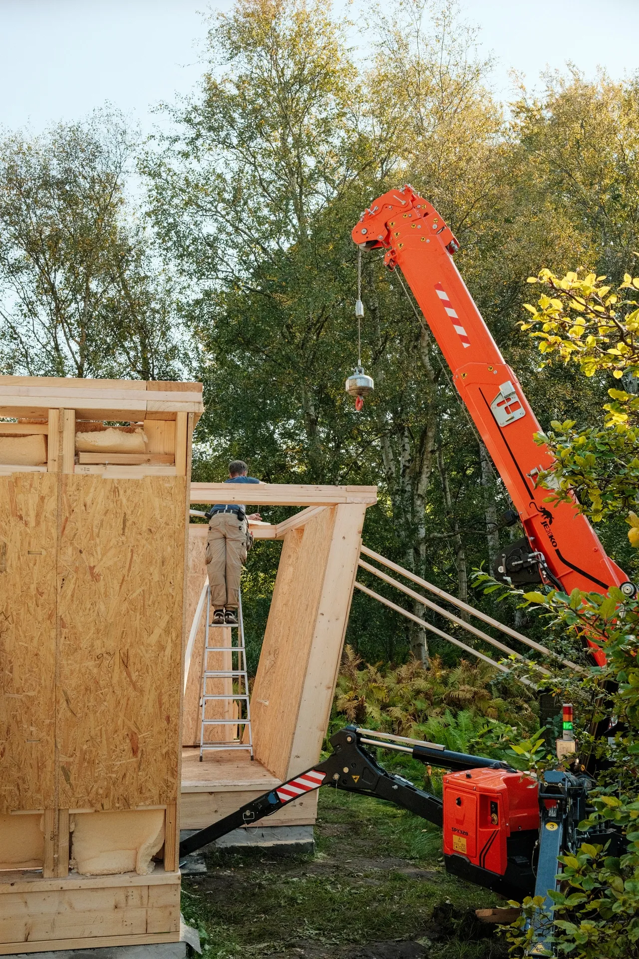 The house being assembled photo with crane